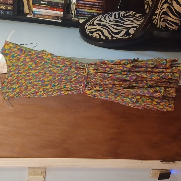 Pretty Colorful Dress size 4 - Picture 5 of 7